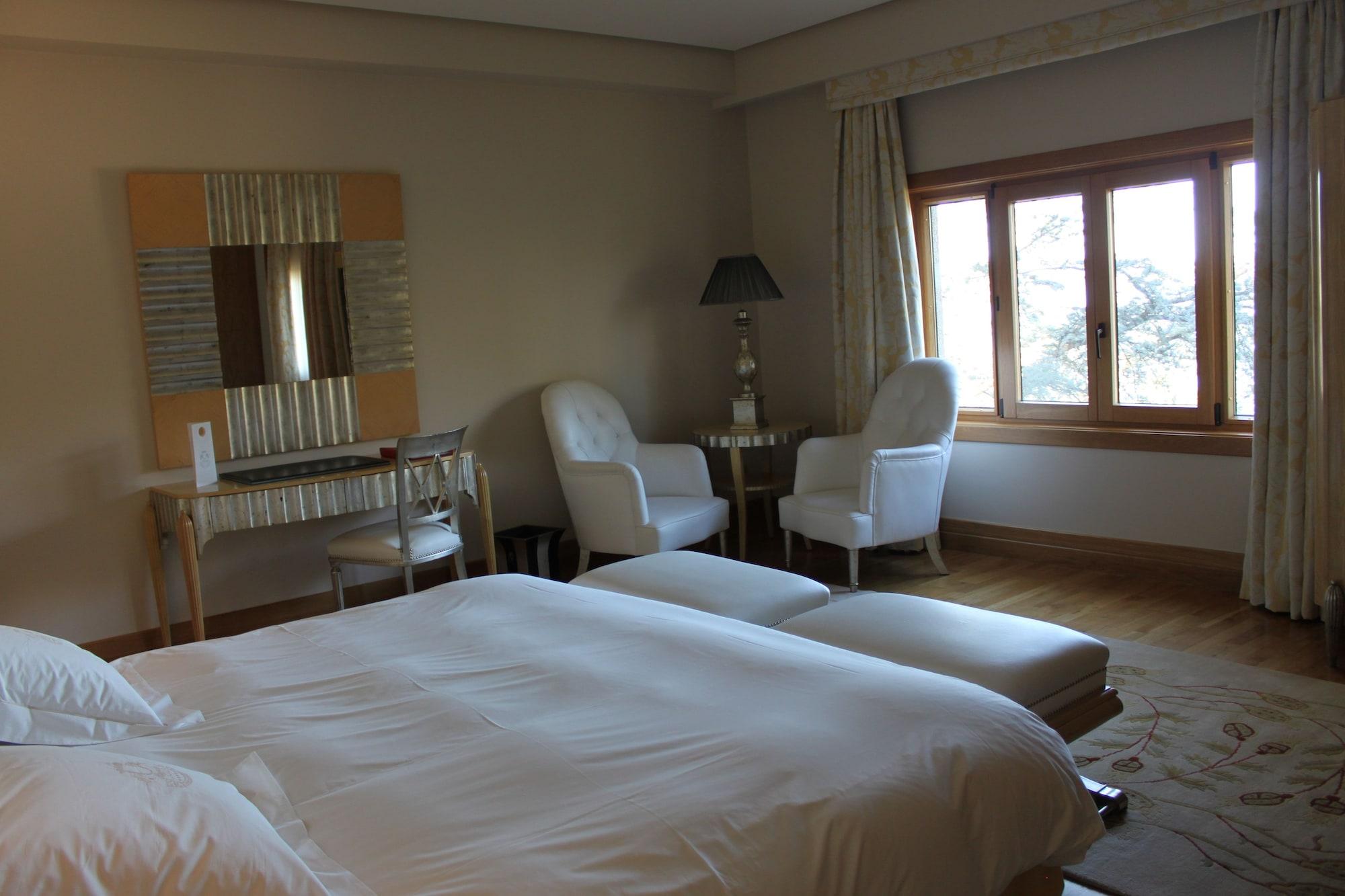 Pazo Los Escudos Hotel Spa & Resort Vigo Eksteriør bilde A room at the hotel
