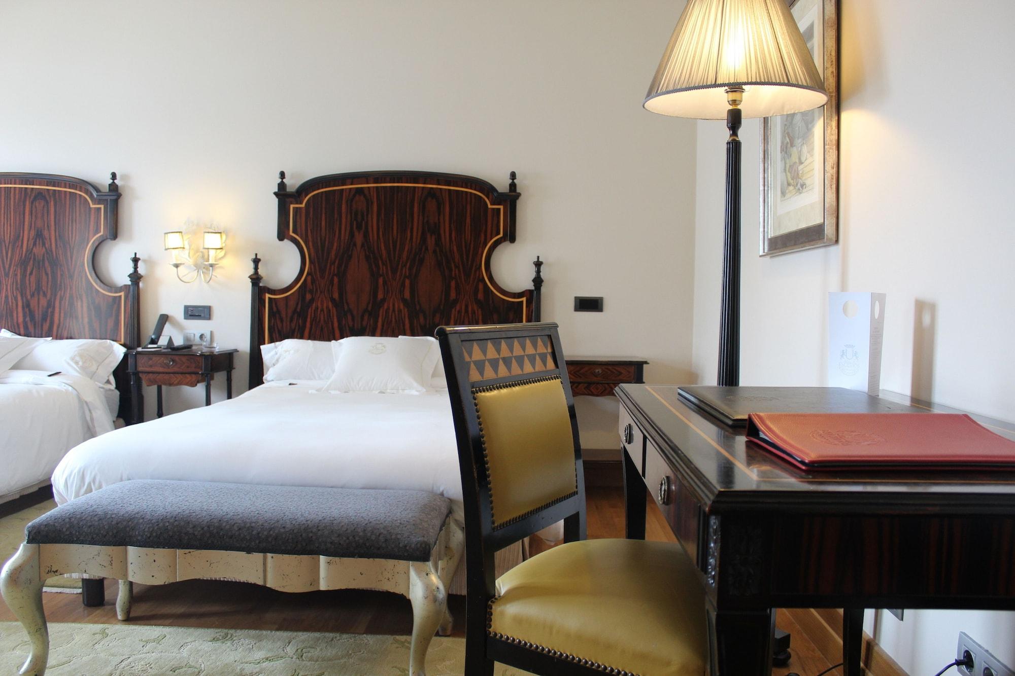 Pazo Los Escudos Hotel Spa & Resort Vigo Eksteriør bilde A room at the hotel