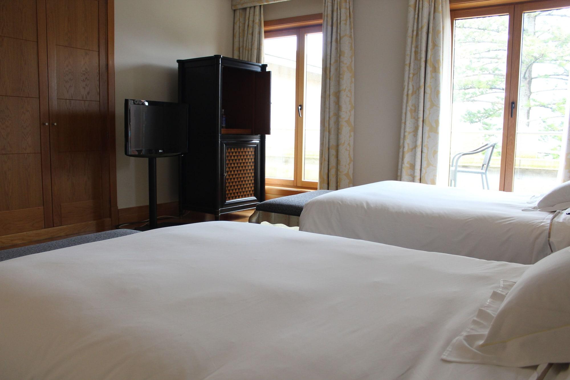 Pazo Los Escudos Hotel Spa & Resort Vigo Eksteriør bilde A room at the hotel