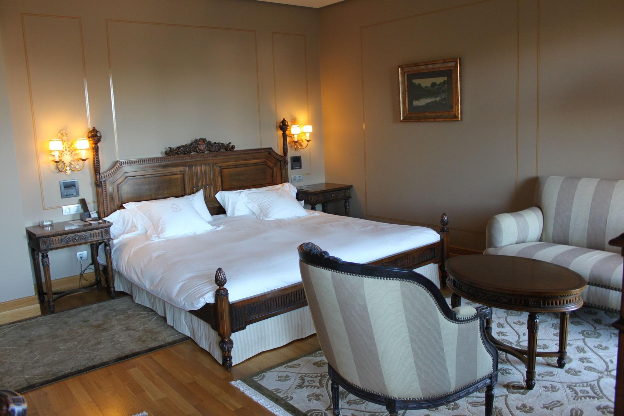 Pazo Los Escudos Hotel Spa & Resort Vigo Eksteriør bilde A room at the hotel
