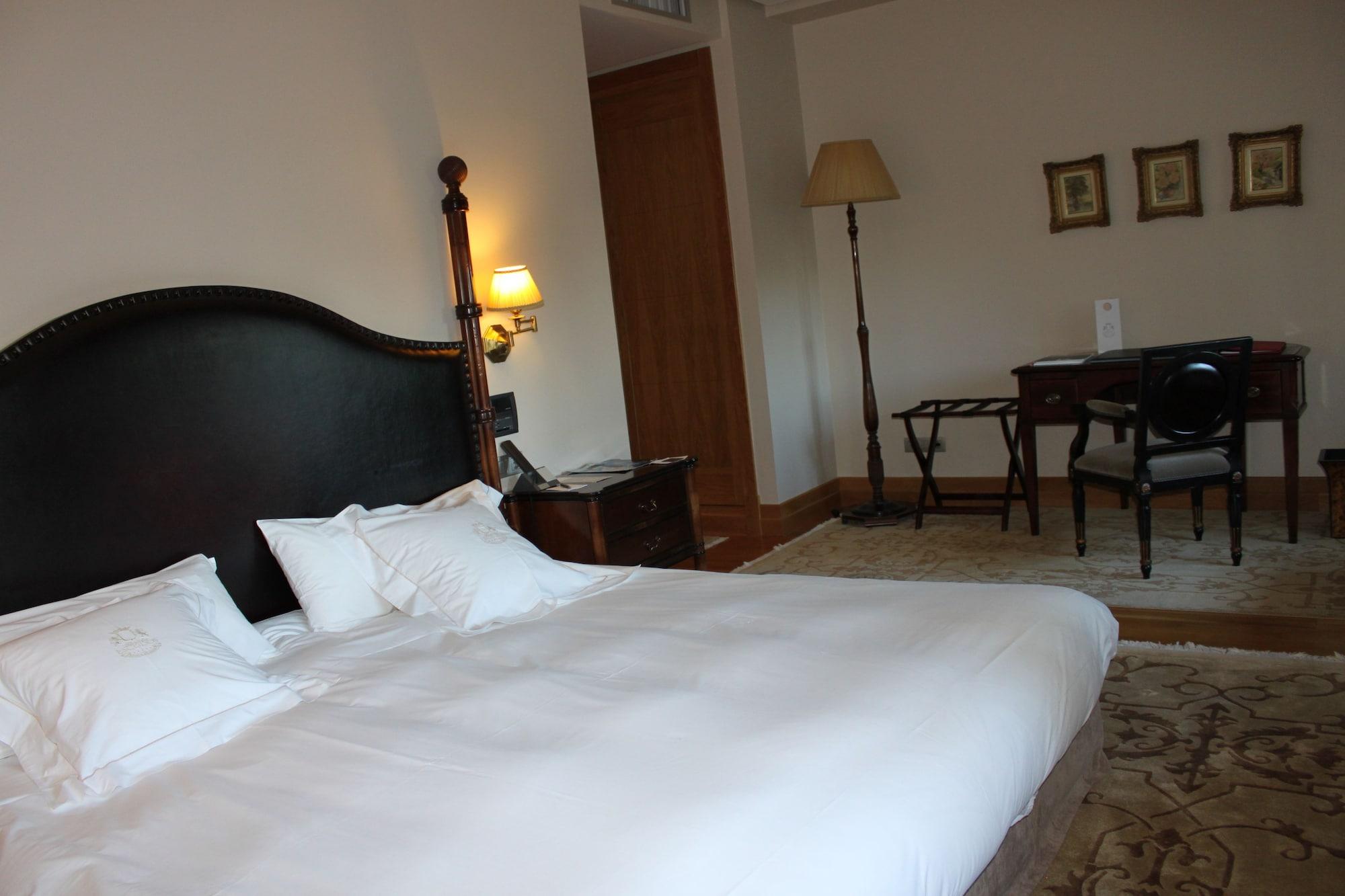 Pazo Los Escudos Hotel Spa & Resort Vigo Eksteriør bilde A room at the hotel