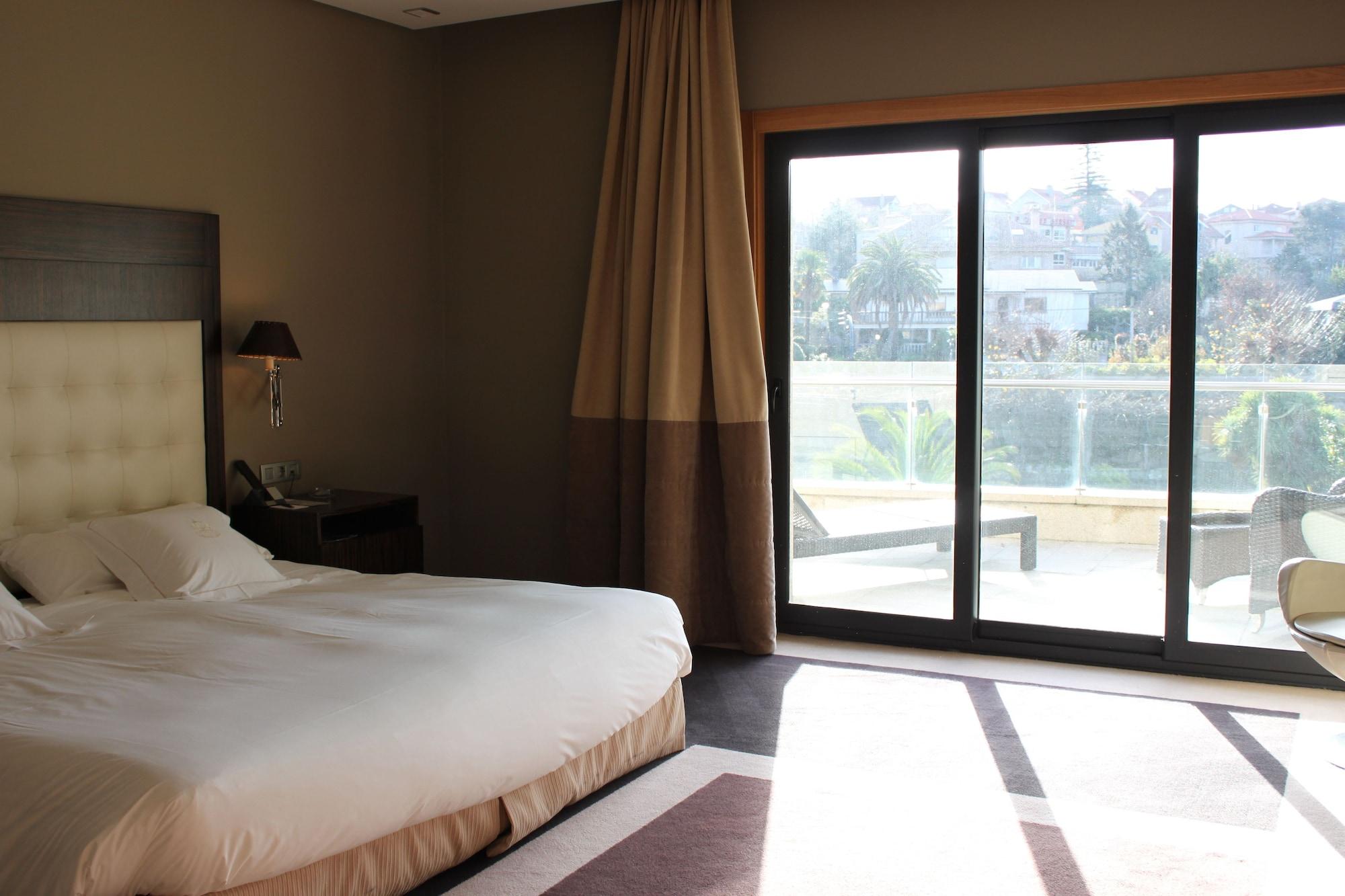 Pazo Los Escudos Hotel Spa & Resort Vigo Eksteriør bilde A room at the hotel
