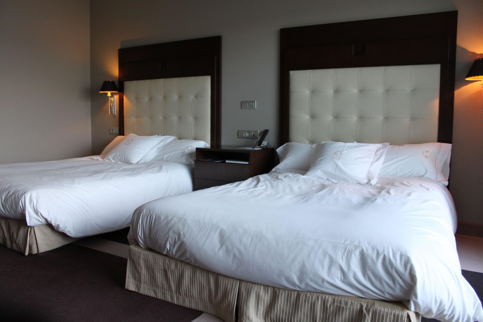 Pazo Los Escudos Hotel Spa & Resort Vigo Eksteriør bilde A room at the hotel