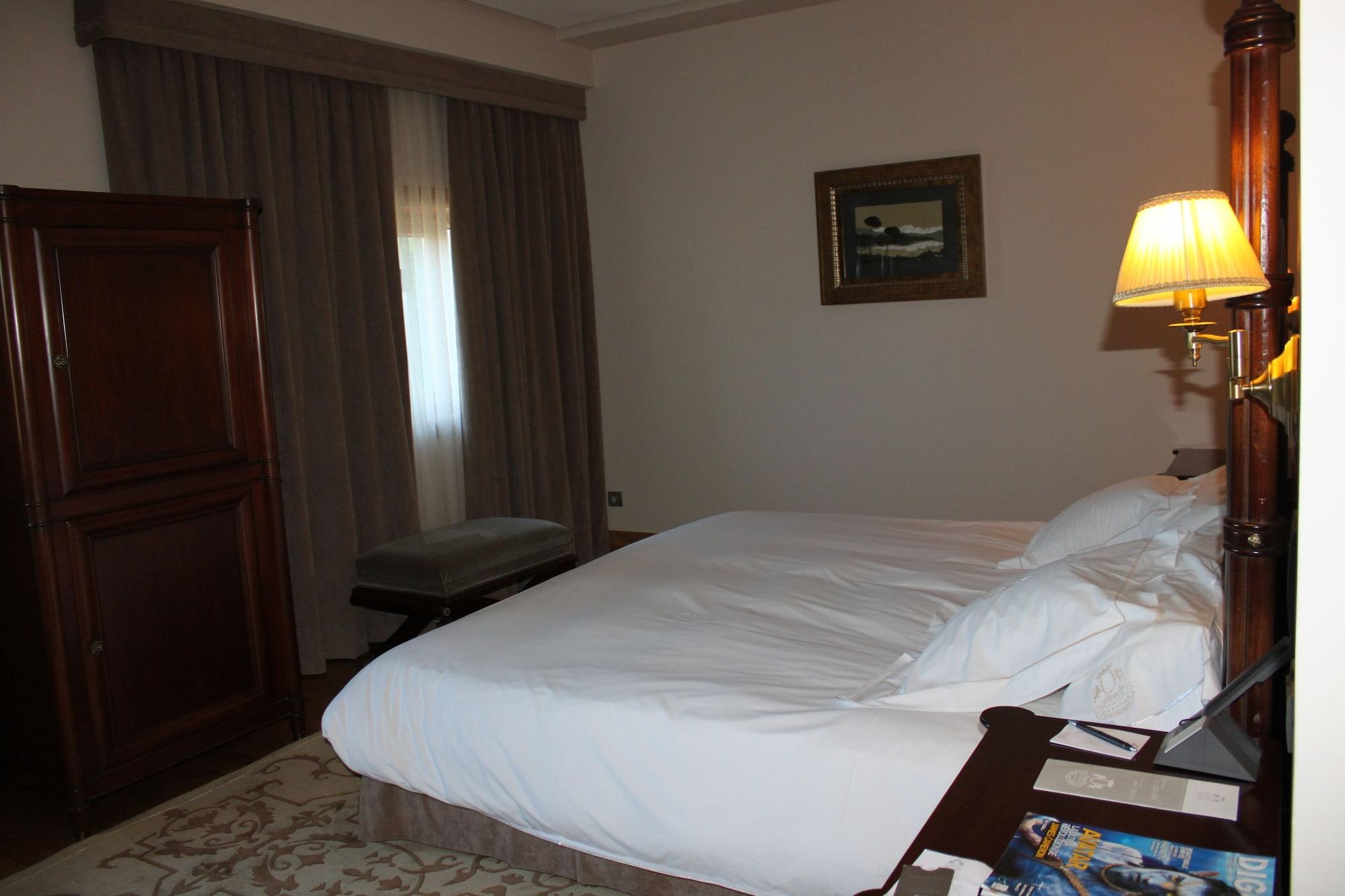 Pazo Los Escudos Hotel Spa & Resort Vigo Eksteriør bilde A bedroom at the hotel