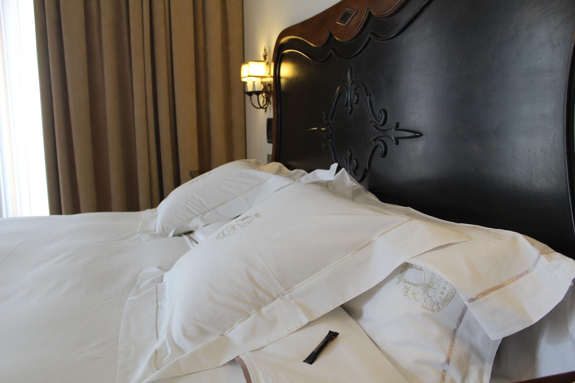 Pazo Los Escudos Hotel Spa & Resort Vigo Eksteriør bilde A bed with a duvet