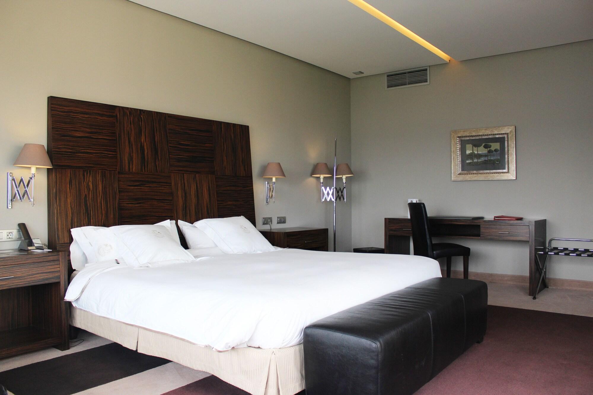 Pazo Los Escudos Hotel Spa & Resort Vigo Eksteriør bilde A room at the hotel