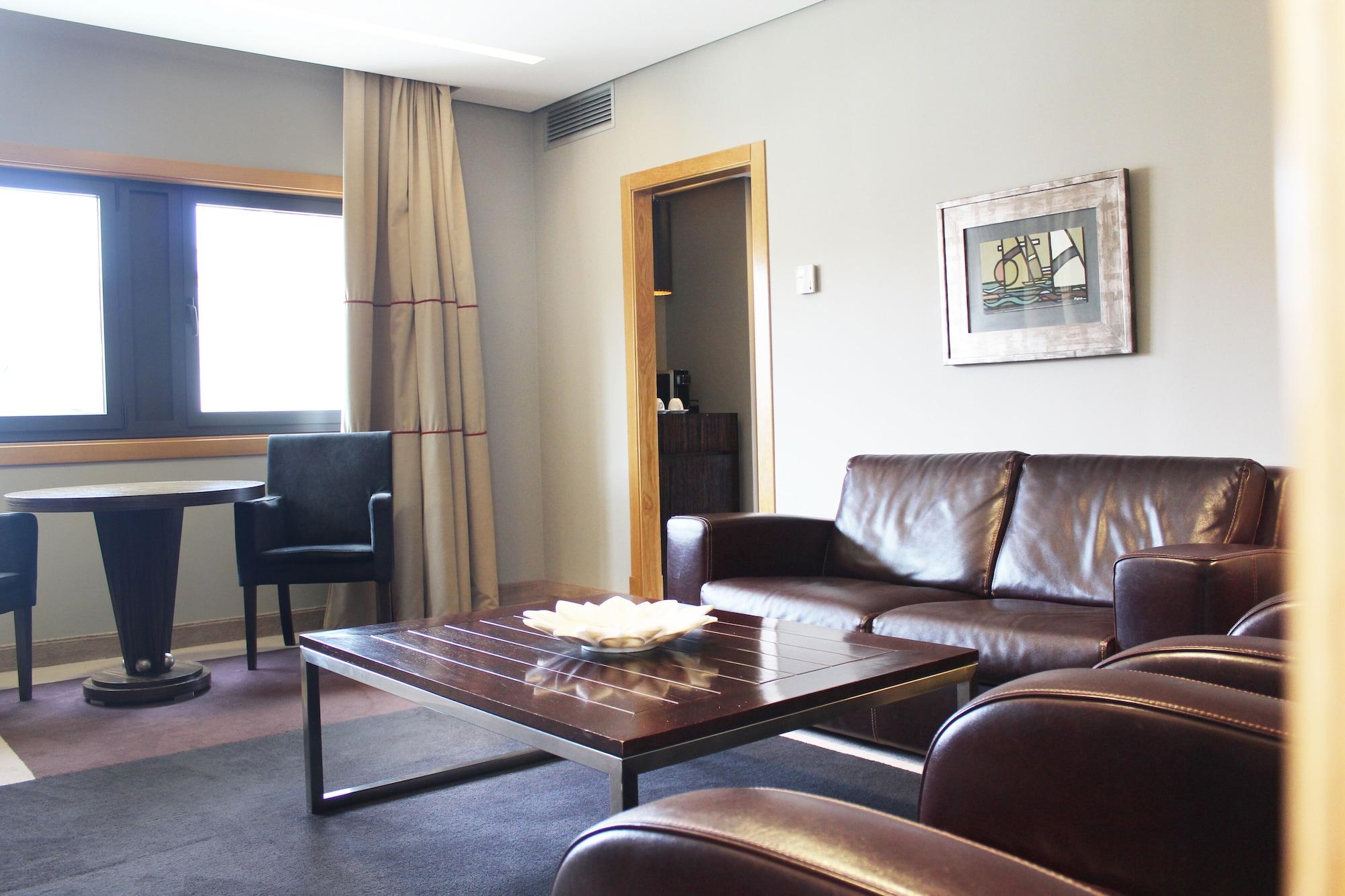Pazo Los Escudos Hotel Spa & Resort Vigo Eksteriør bilde A living room in a hotel suite