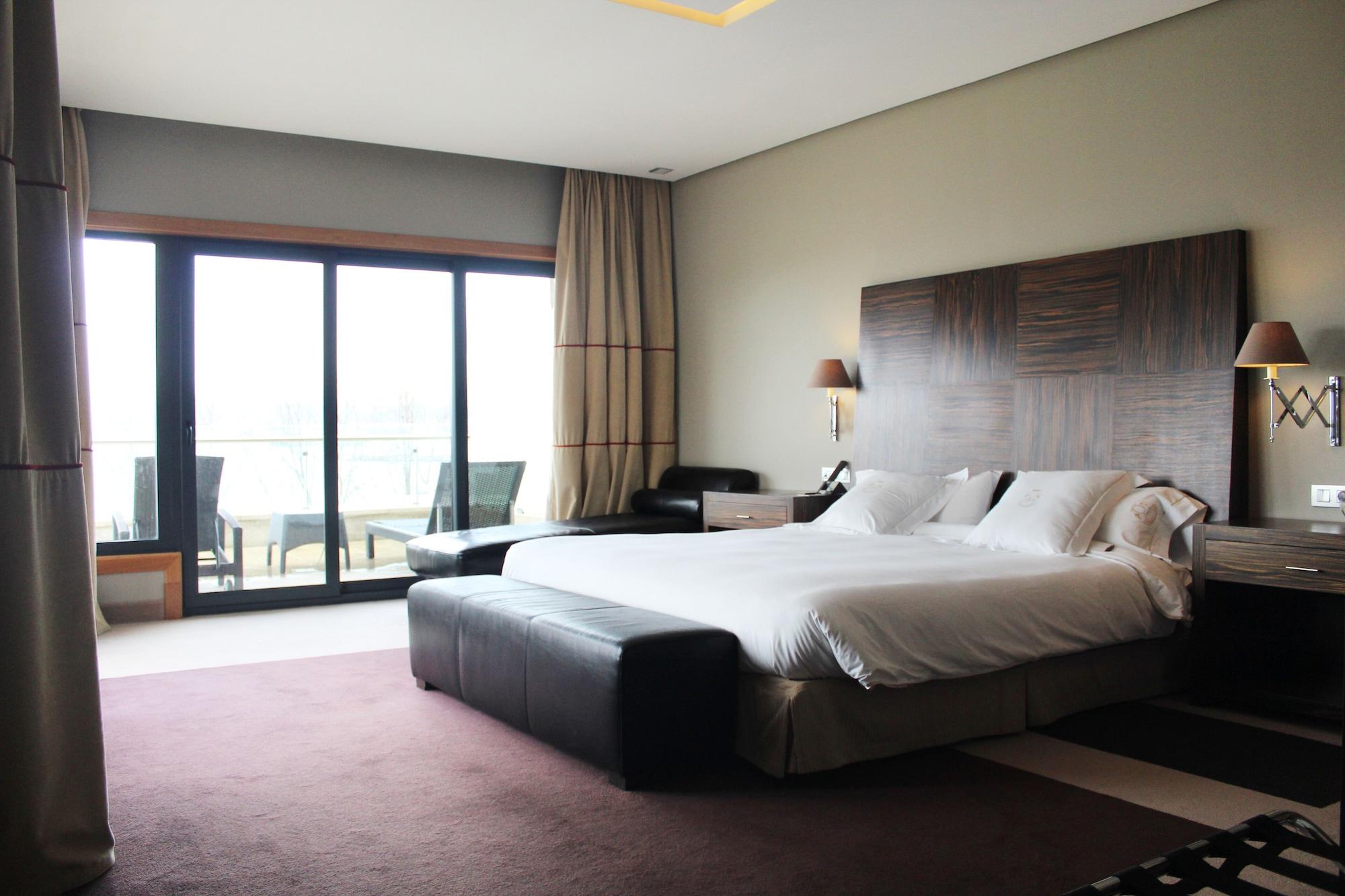 Pazo Los Escudos Hotel Spa & Resort Vigo Eksteriør bilde A room at the hotel