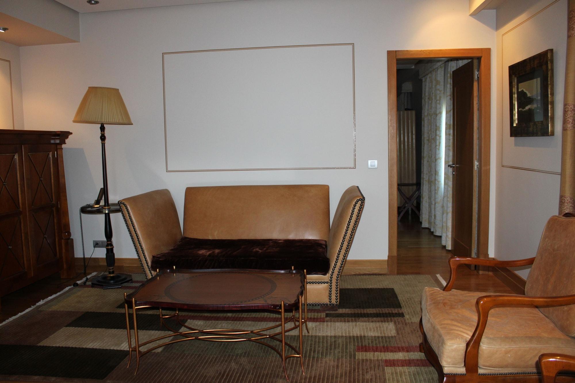 Pazo Los Escudos Hotel Spa & Resort Vigo Eksteriør bilde The interior of the suite