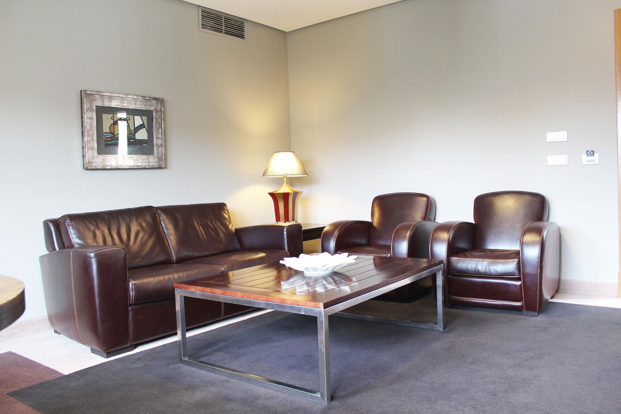 Pazo Los Escudos Hotel Spa & Resort Vigo Eksteriør bilde A living room with leather furniture
