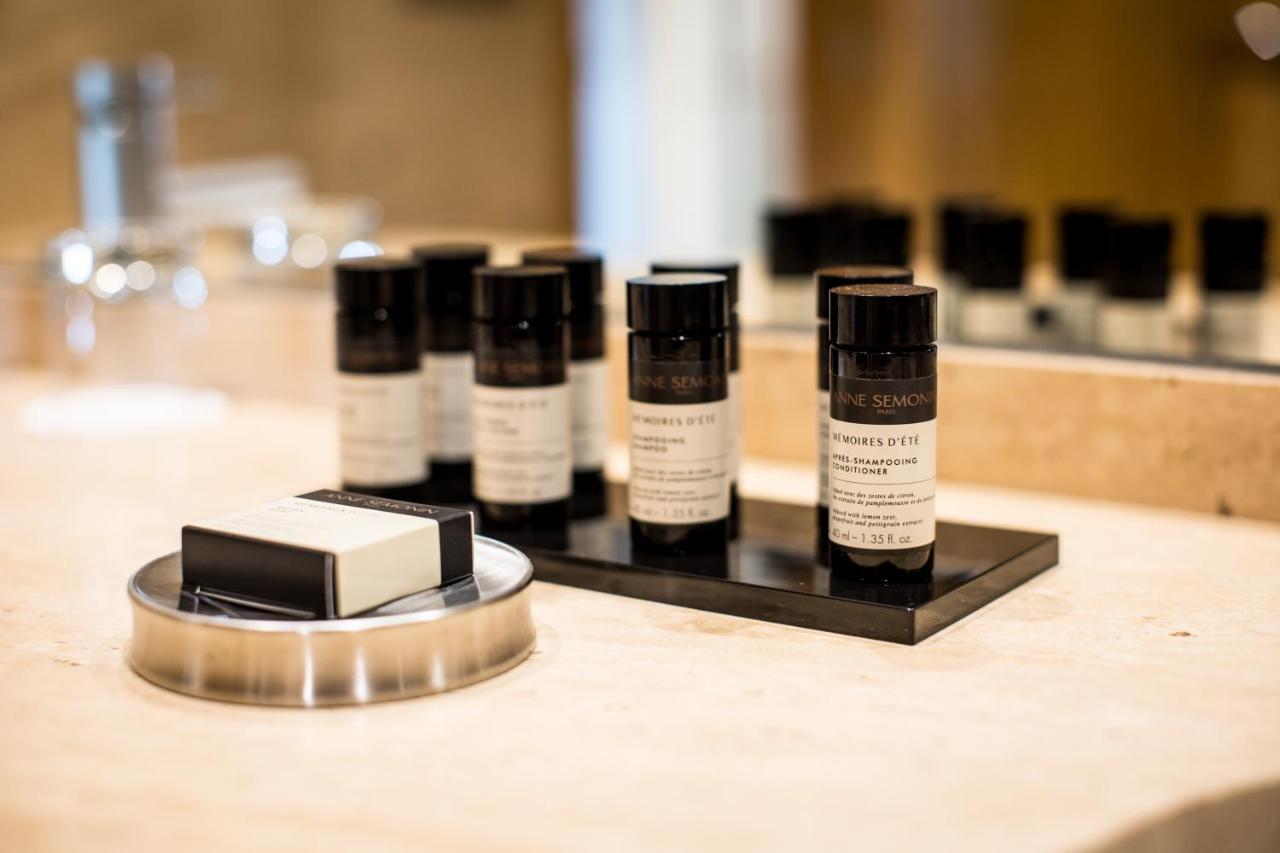 Pazo Los Escudos Hotel Spa & Resort Vigo Eksteriør bilde A selection of toiletries