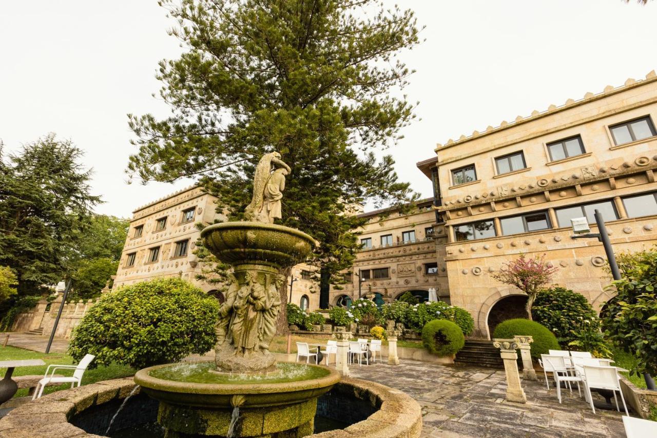 Pazo Los Escudos Hotel Spa & Resort Vigo Eksteriør bilde Fountain in the courtyard of the hotel