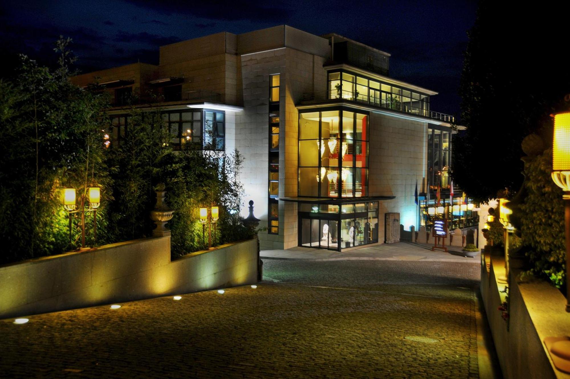 Pazo Los Escudos Hotel Spa & Resort Vigo Eksteriør bilde The main entrance of the museum
