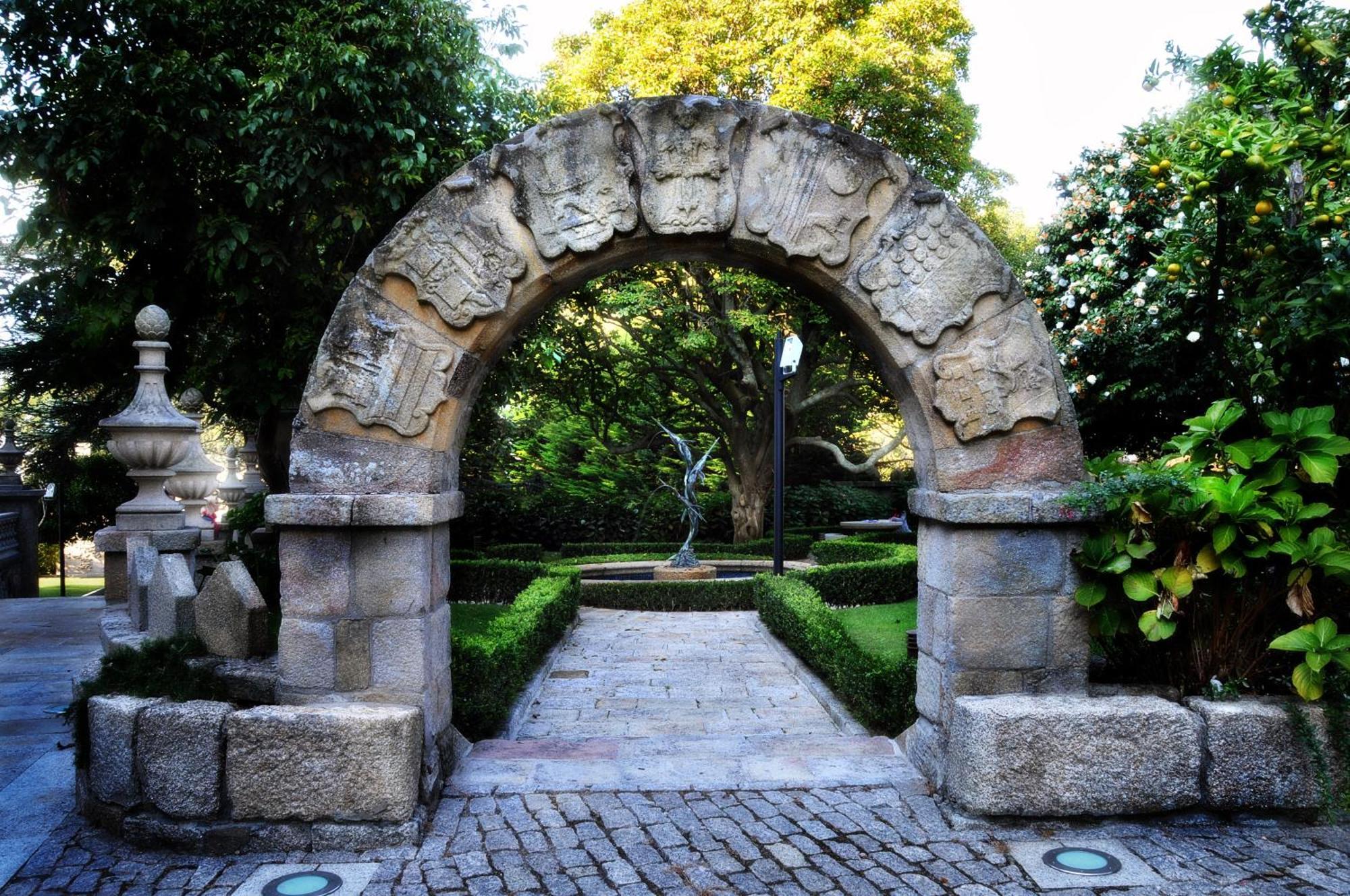 Pazo Los Escudos Hotel Spa & Resort Vigo Eksteriør bilde Entrance to the gardens